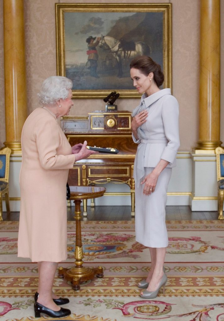 Angelina Jolie y la reina Elizabeth