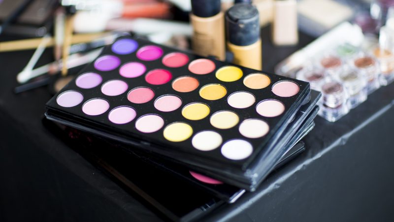 paleta de sombras de varios colores