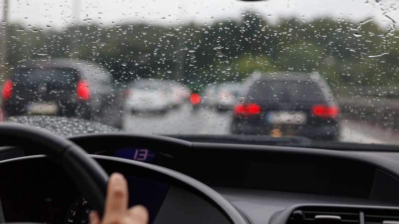 5 consejos para conducir con seguridad bajo la lluvia