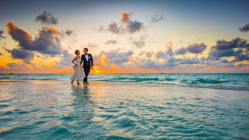pareja en la playa casados