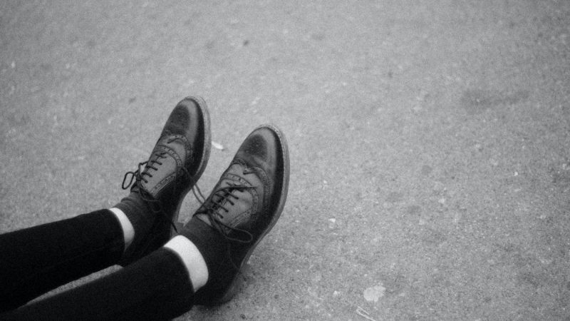 modelo de piernas con calzado negro