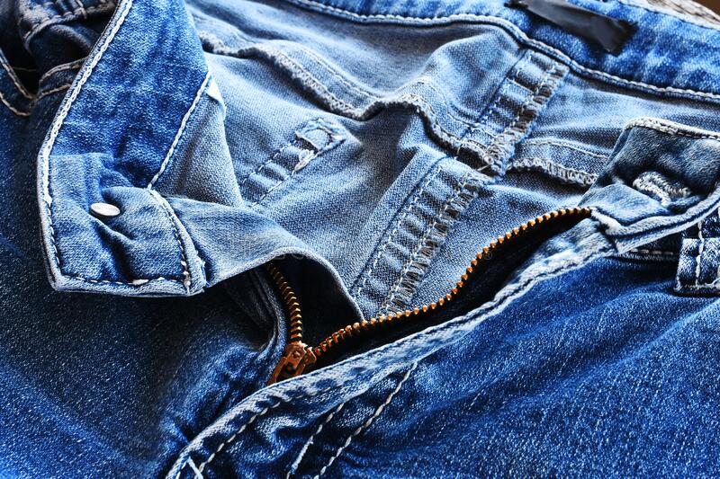 Descubre por qué la bragueta está invertida en jeans de hombres y mujeres.