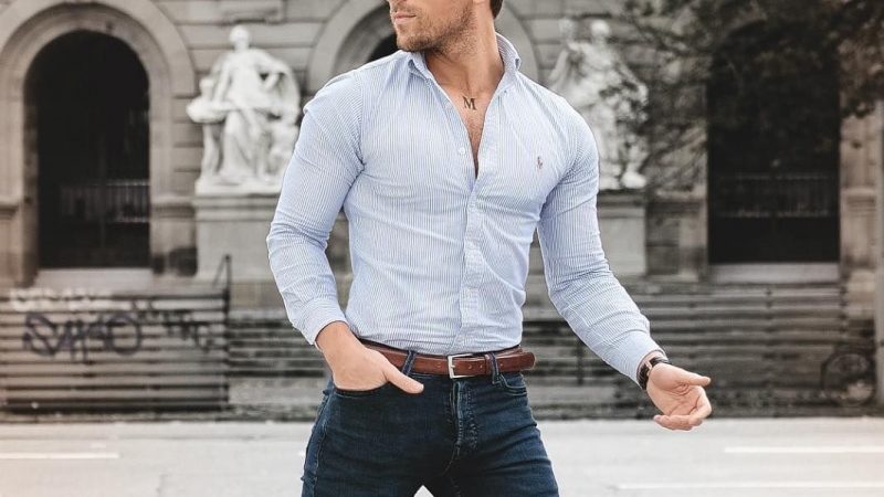 Hombre usando camisa con jeans