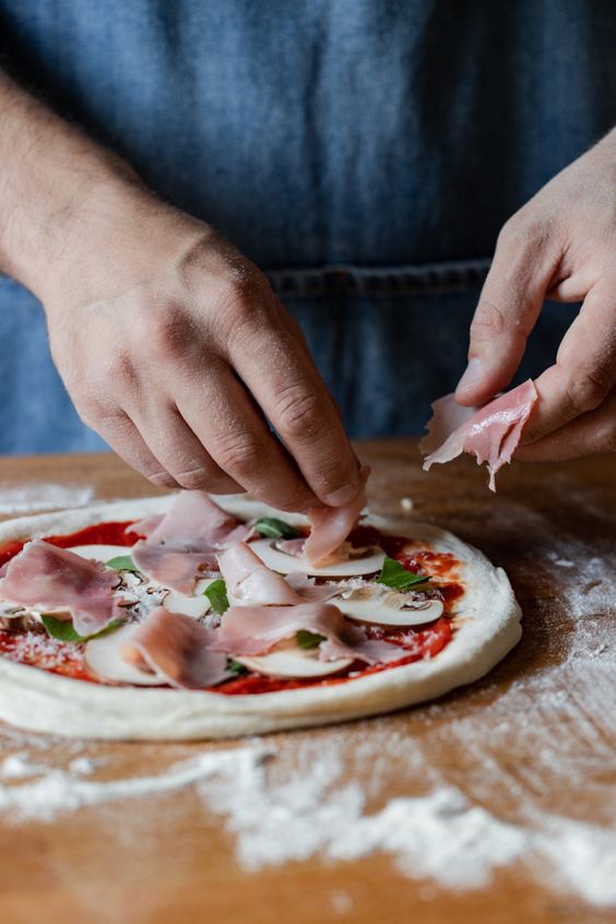 Cómo hacer una pizza casera con ingredientes básicos
