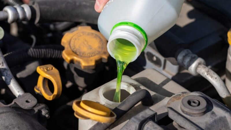 El aceite y anticongelante para tu auto