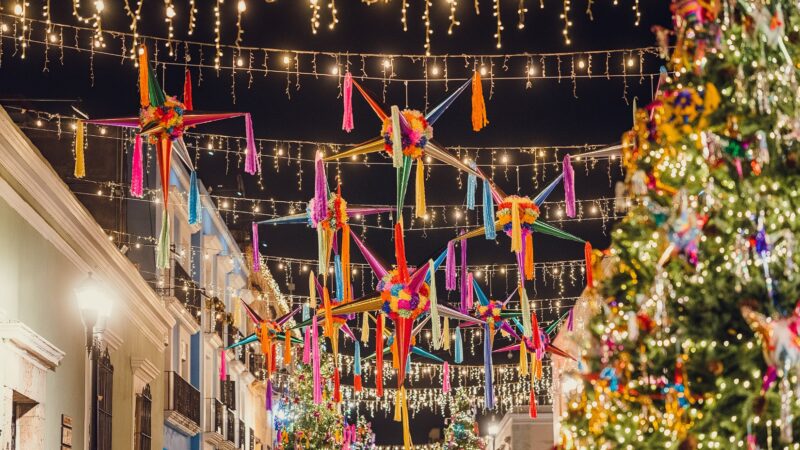 Decoraciones típicas para una posada navideña mexicana
