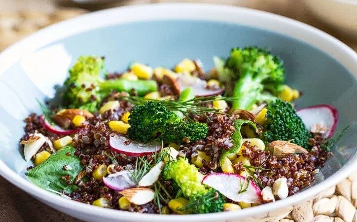 Plato de quinoa con verdura para evitar la gastritis