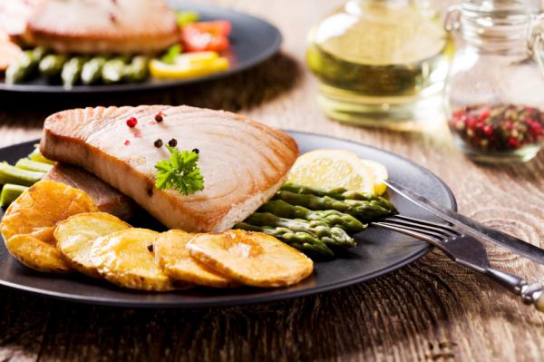 Plato de salmón con esparragos, una comida rapida saludable