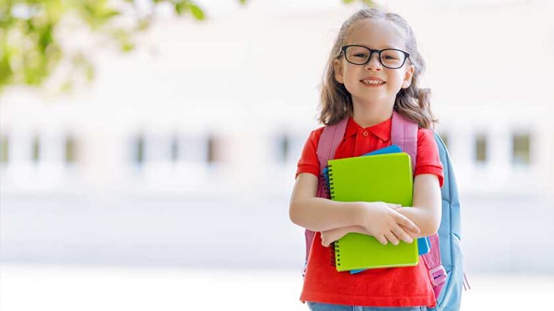 niña con utiles escolares