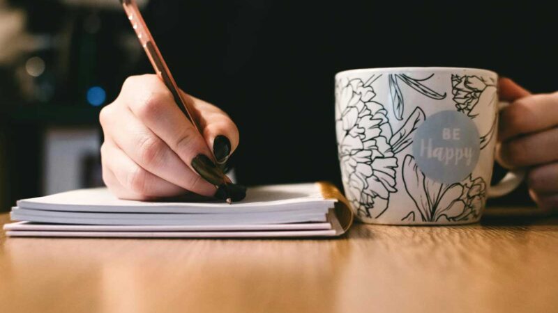 mujer escribiendo