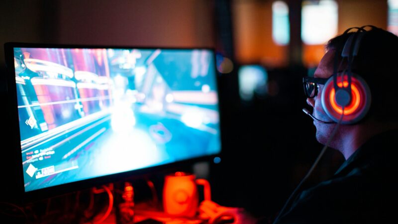 gamer con laptop