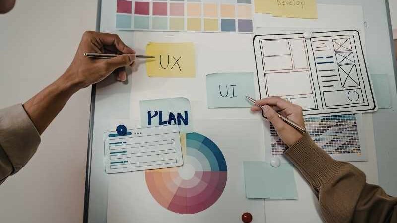 Cultura empresarial adaptable en equipo de trabajo durante reunión estratégica