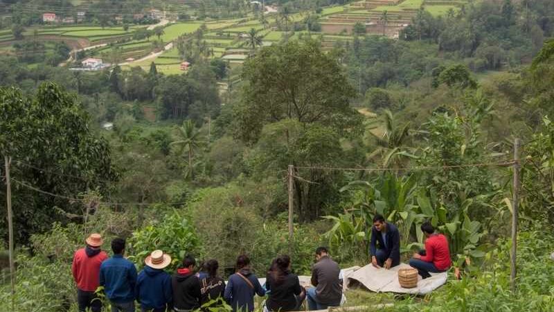 Representantes comunitarios y sector privado trabajando en desarrollo comunitario en Guatemala.