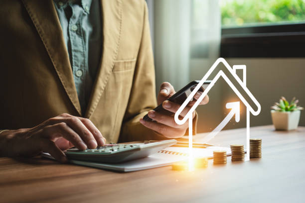 Hombre que representa concepto de negocio inmobiliario, estrategias rentables de inversión inmobiliaria, análisis del valor y el crecimiento de los inmuebles residenciales.