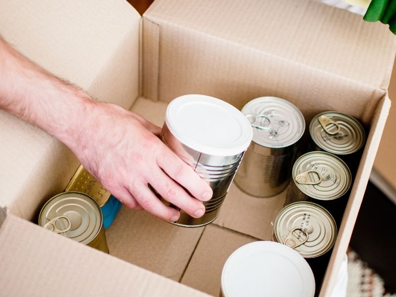 Un banco de alimentos prepara paquetes para distribuirlos entre familias.