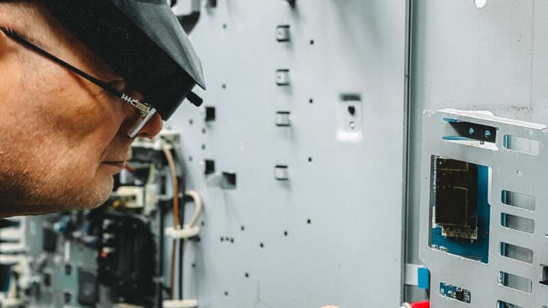 Técnico realizando mantenimiento industrial en maquinaria de producción